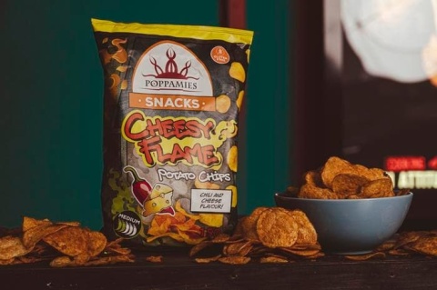 Ostre serowe chipsy Poppamies Cheesy Flame 150g