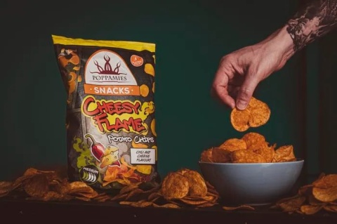 Ostre serowe chipsy Poppamies Cheesy Flame 150g
